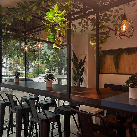 Tropics Eight Suites George Town Eksteriør billede