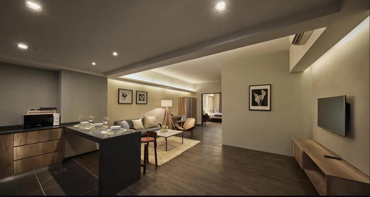 Tropics Eight Suites George Town Eksteriør billede