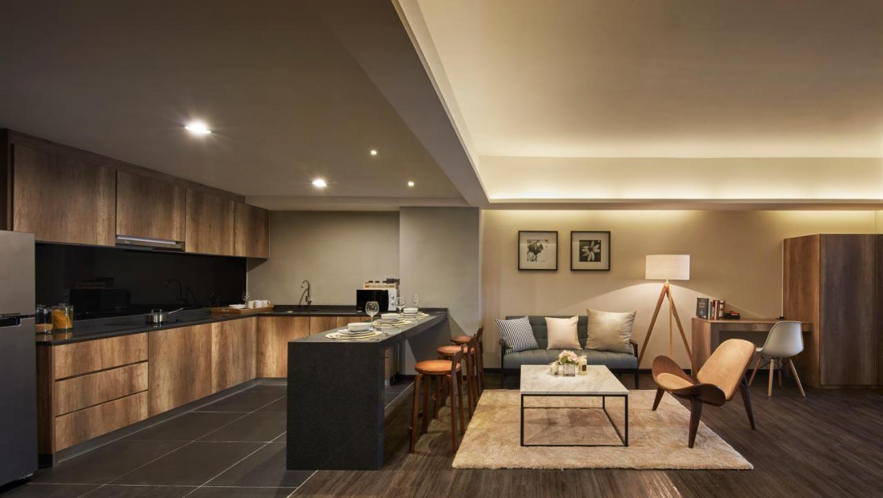 Tropics Eight Suites George Town Eksteriør billede