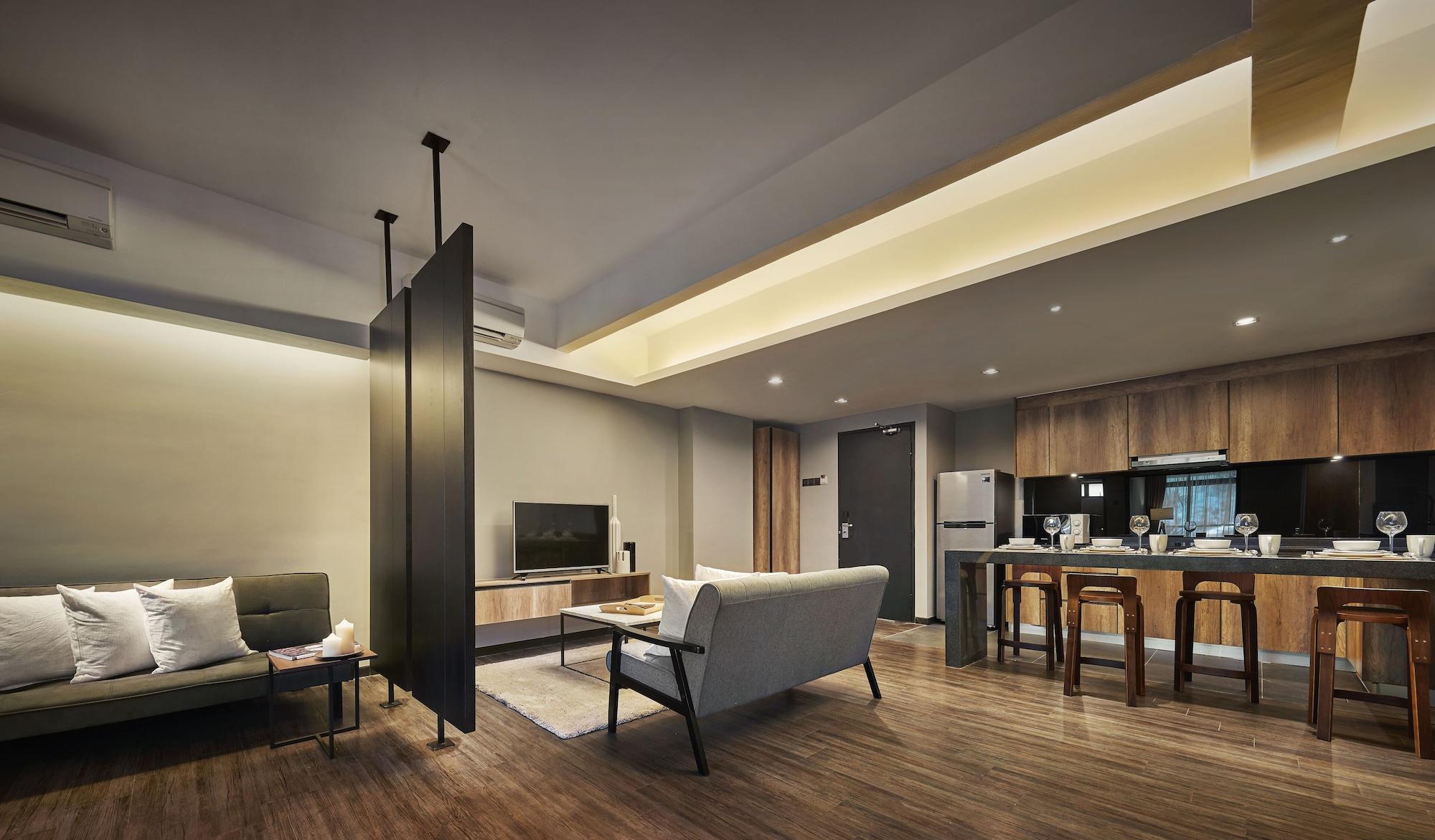Tropics Eight Suites George Town Eksteriør billede