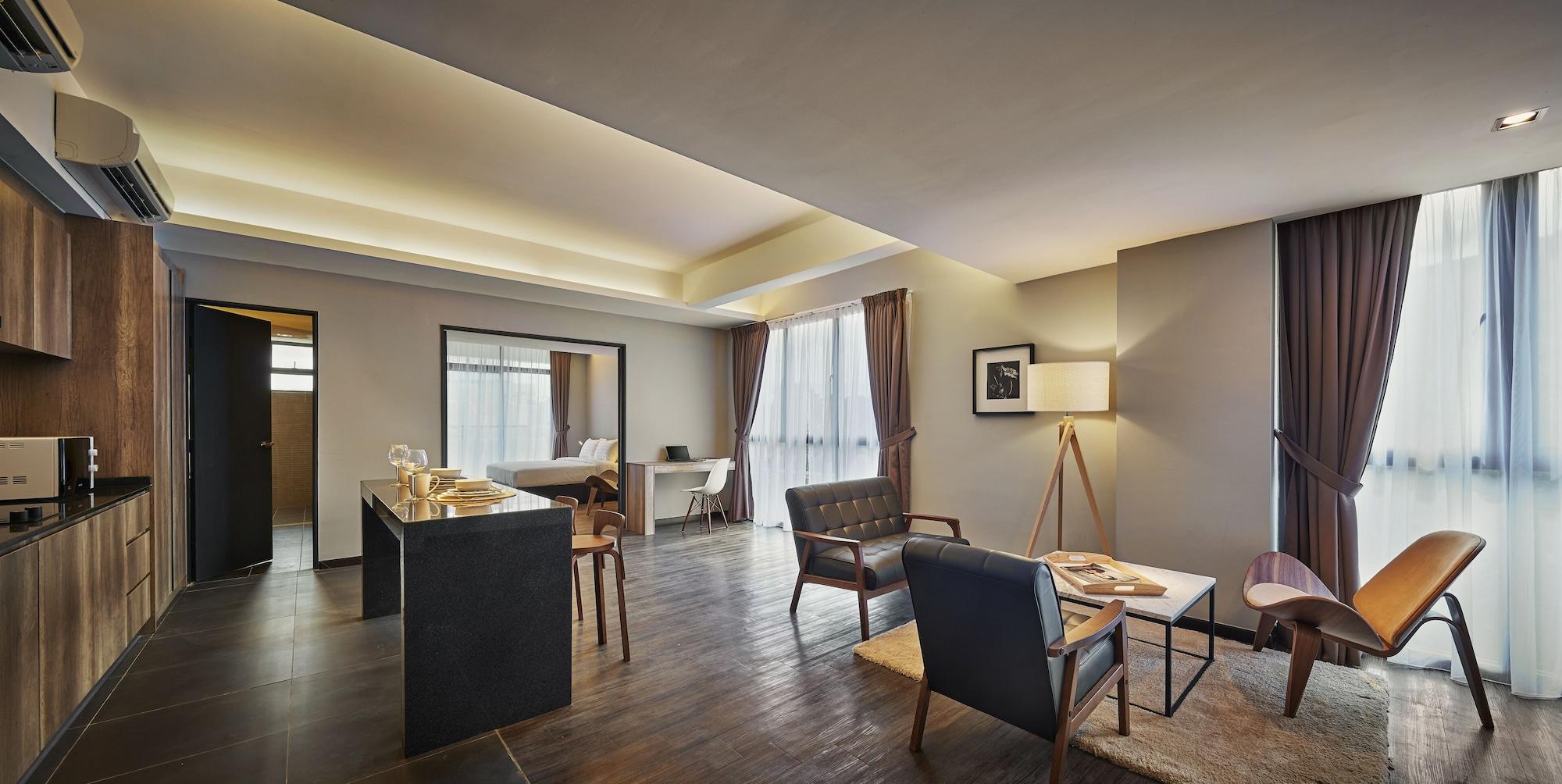 Tropics Eight Suites George Town Eksteriør billede