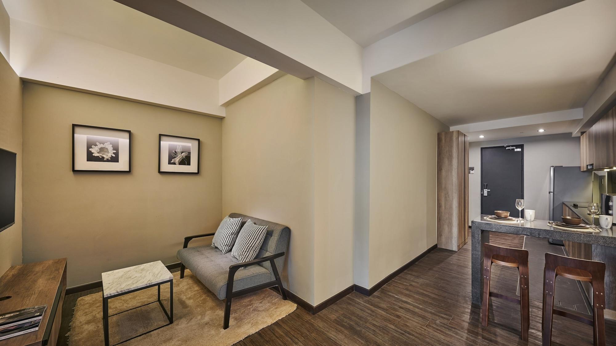 Tropics Eight Suites George Town Eksteriør billede
