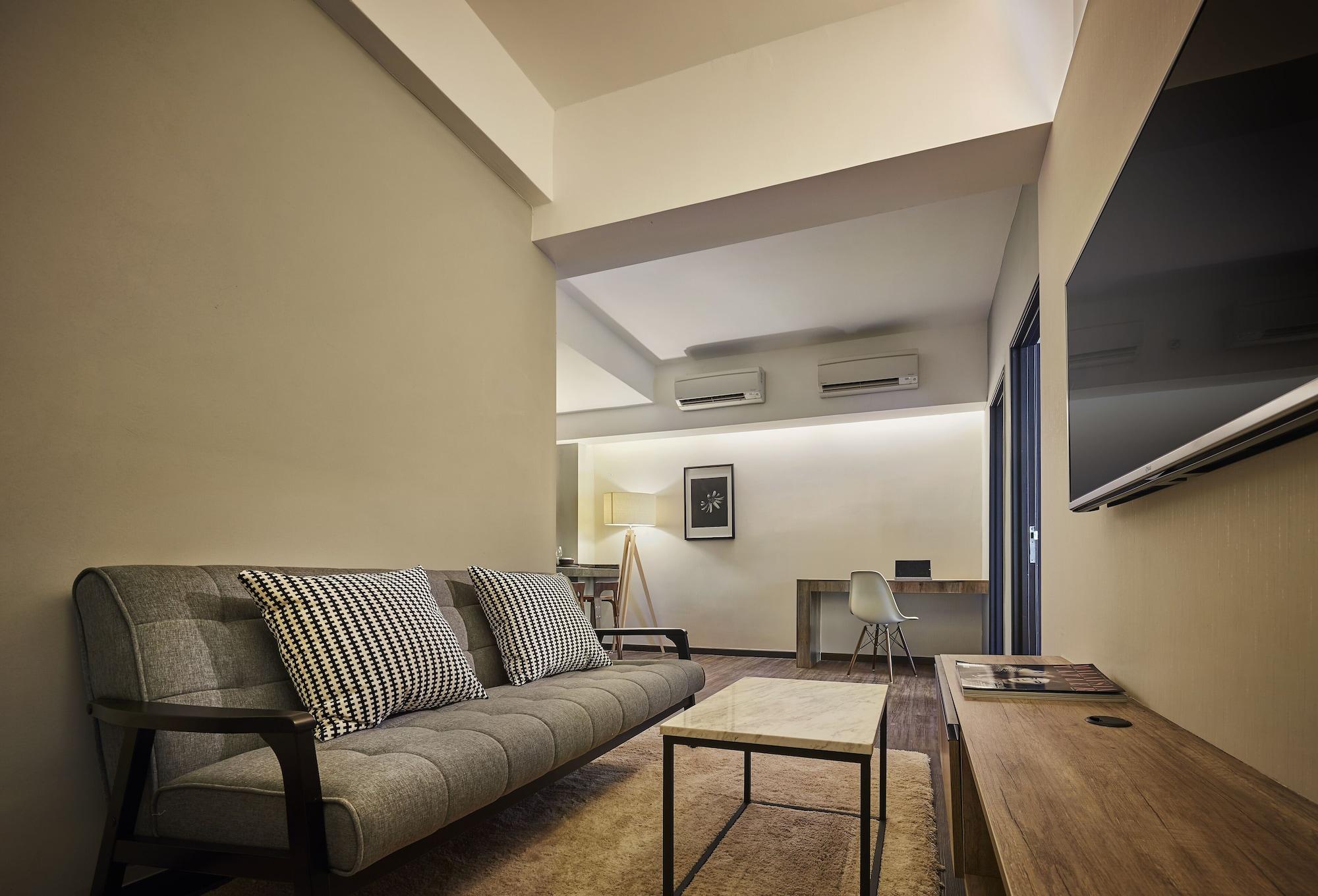 Tropics Eight Suites George Town Eksteriør billede