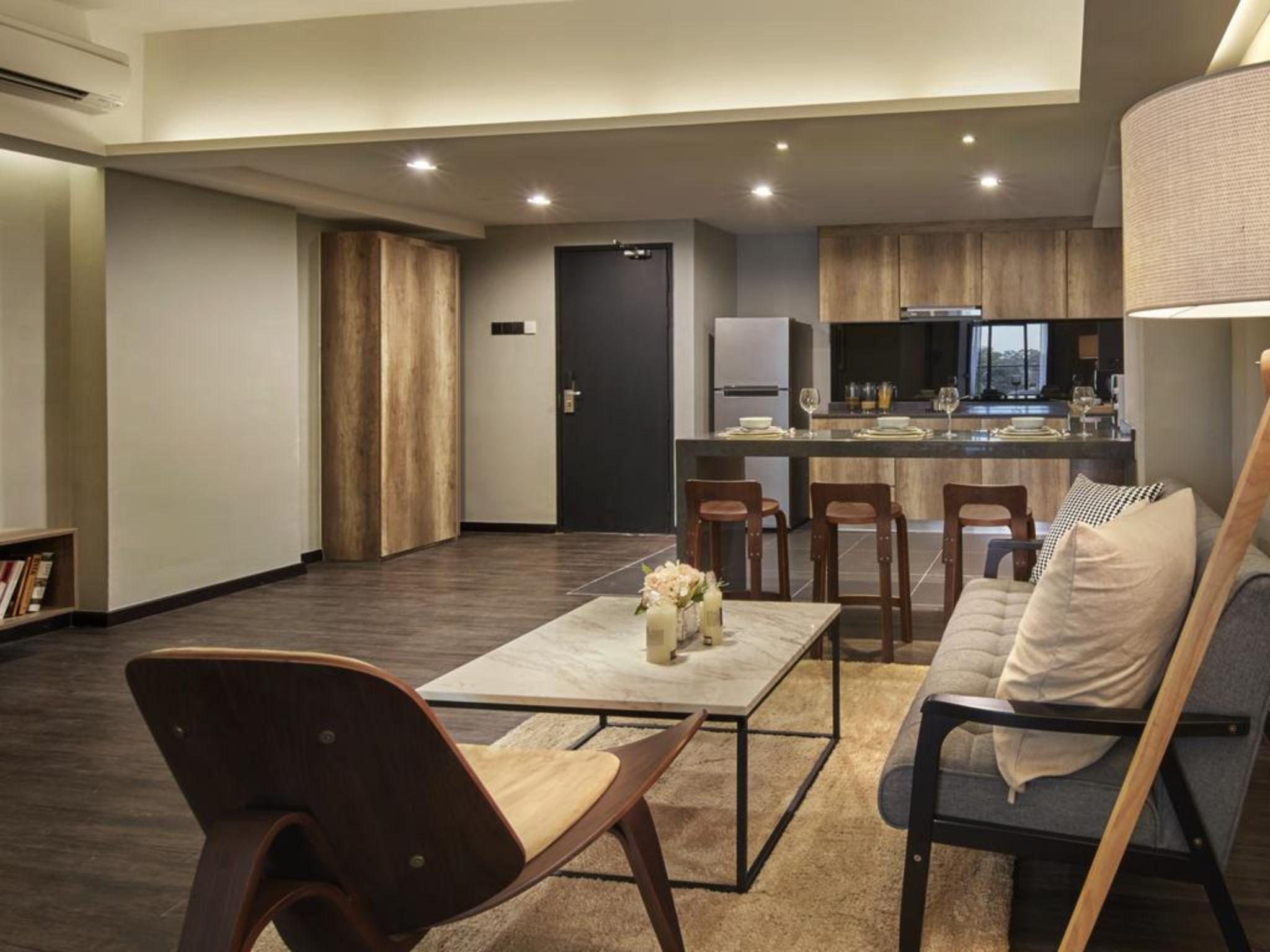 Tropics Eight Suites George Town Eksteriør billede