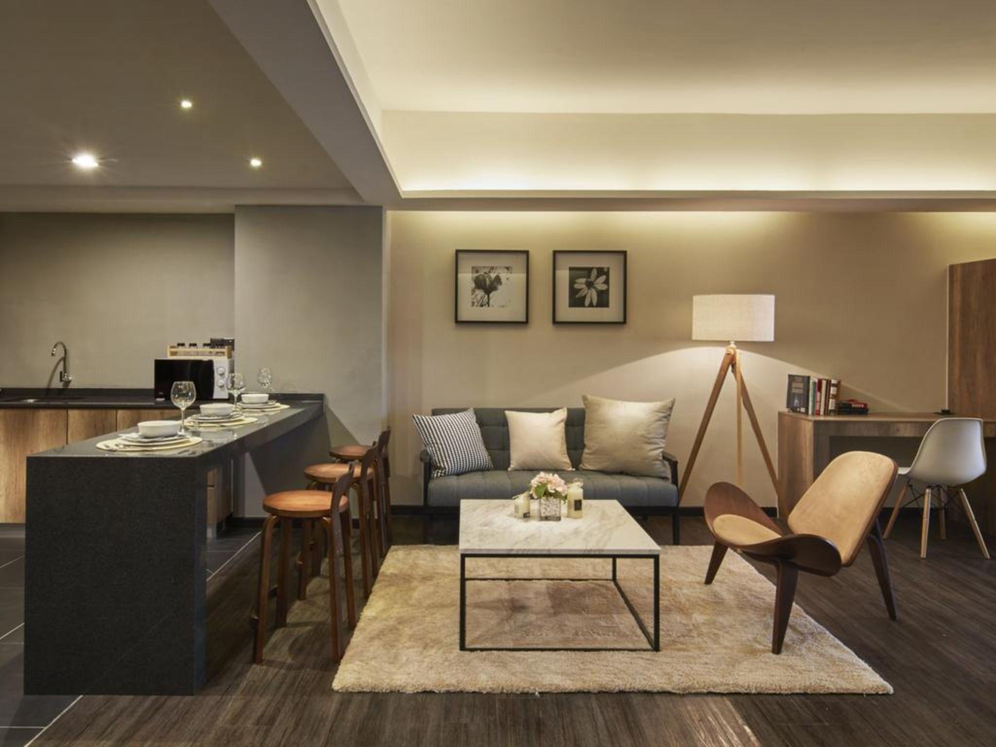 Tropics Eight Suites George Town Eksteriør billede