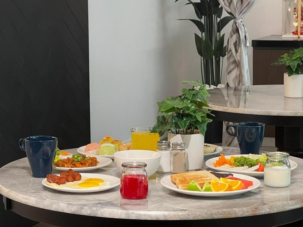 Tropics Eight Suites George Town Eksteriør billede