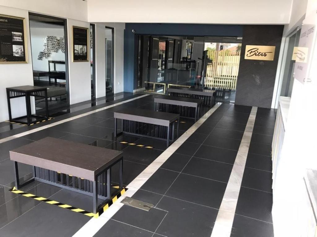 Tropics Eight Suites George Town Eksteriør billede