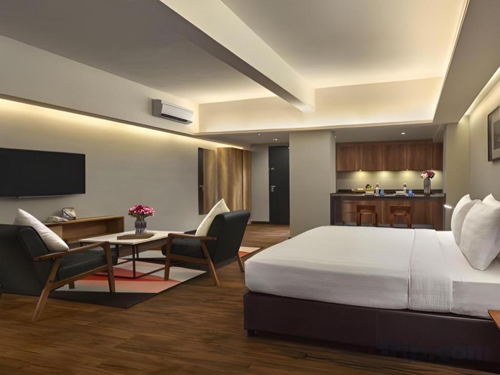 Tropics Eight Suites George Town Eksteriør billede