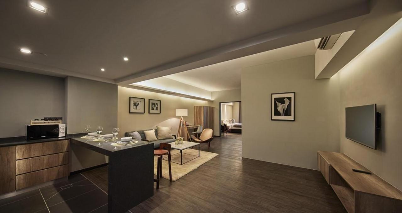 Tropics Eight Suites George Town Eksteriør billede