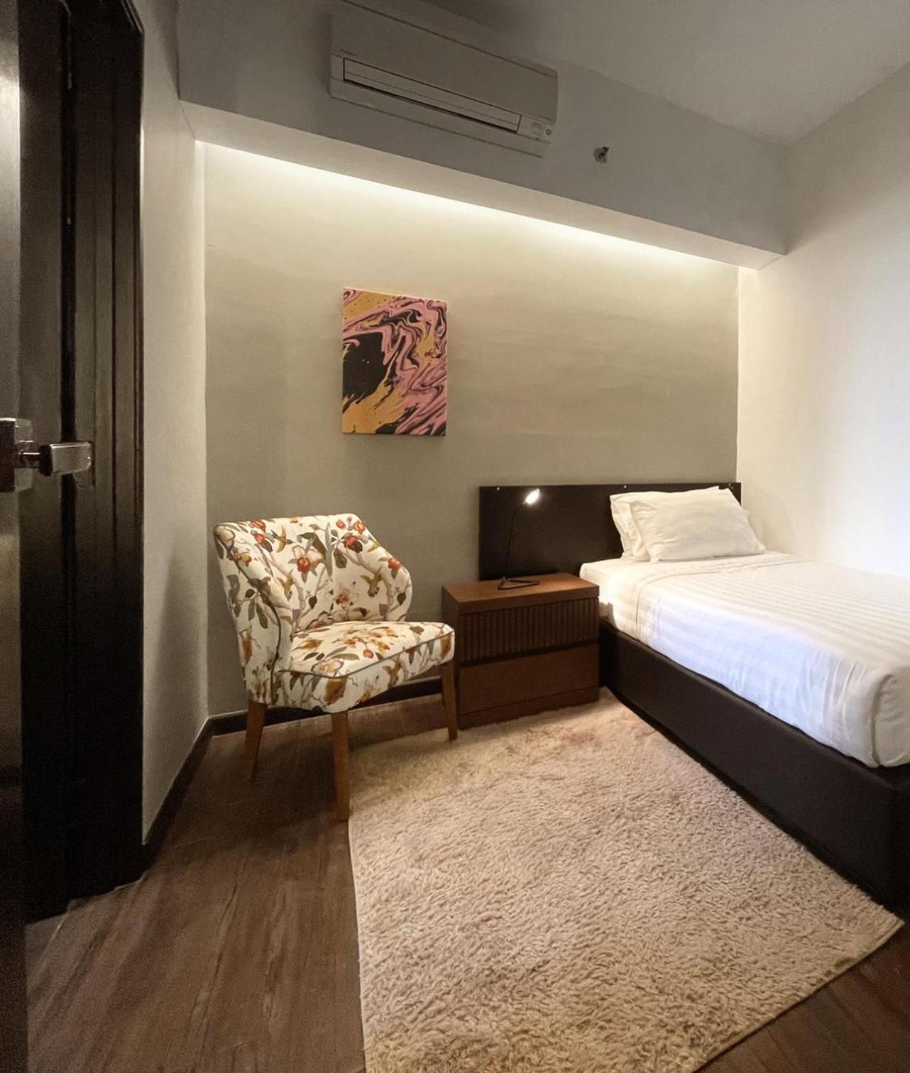 Tropics Eight Suites George Town Eksteriør billede
