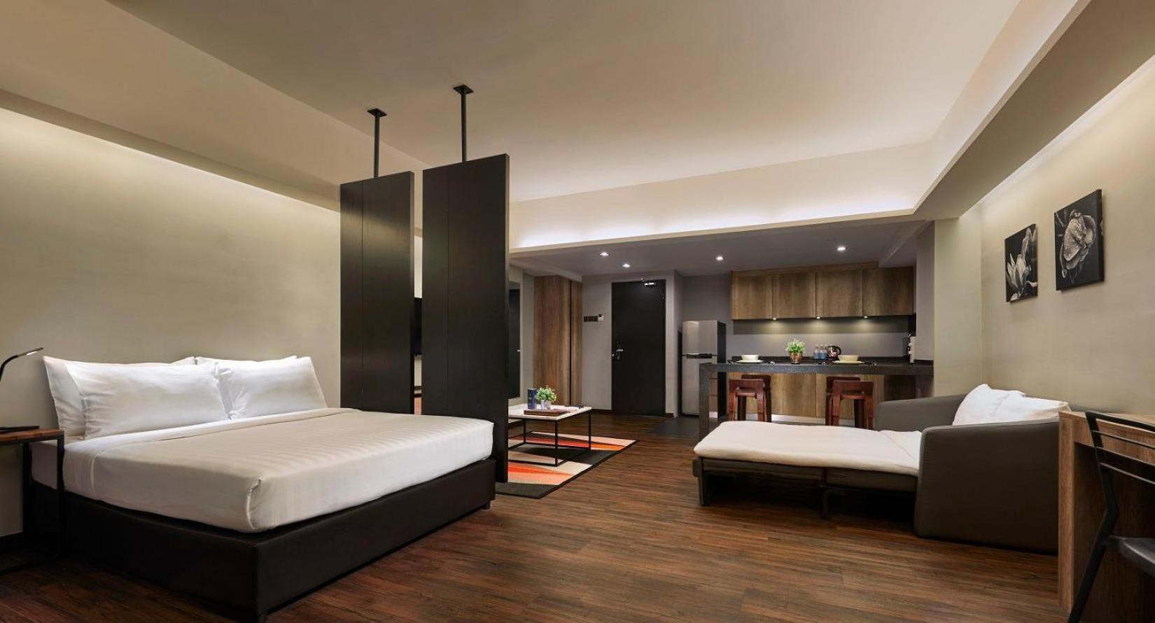 Tropics Eight Suites George Town Eksteriør billede