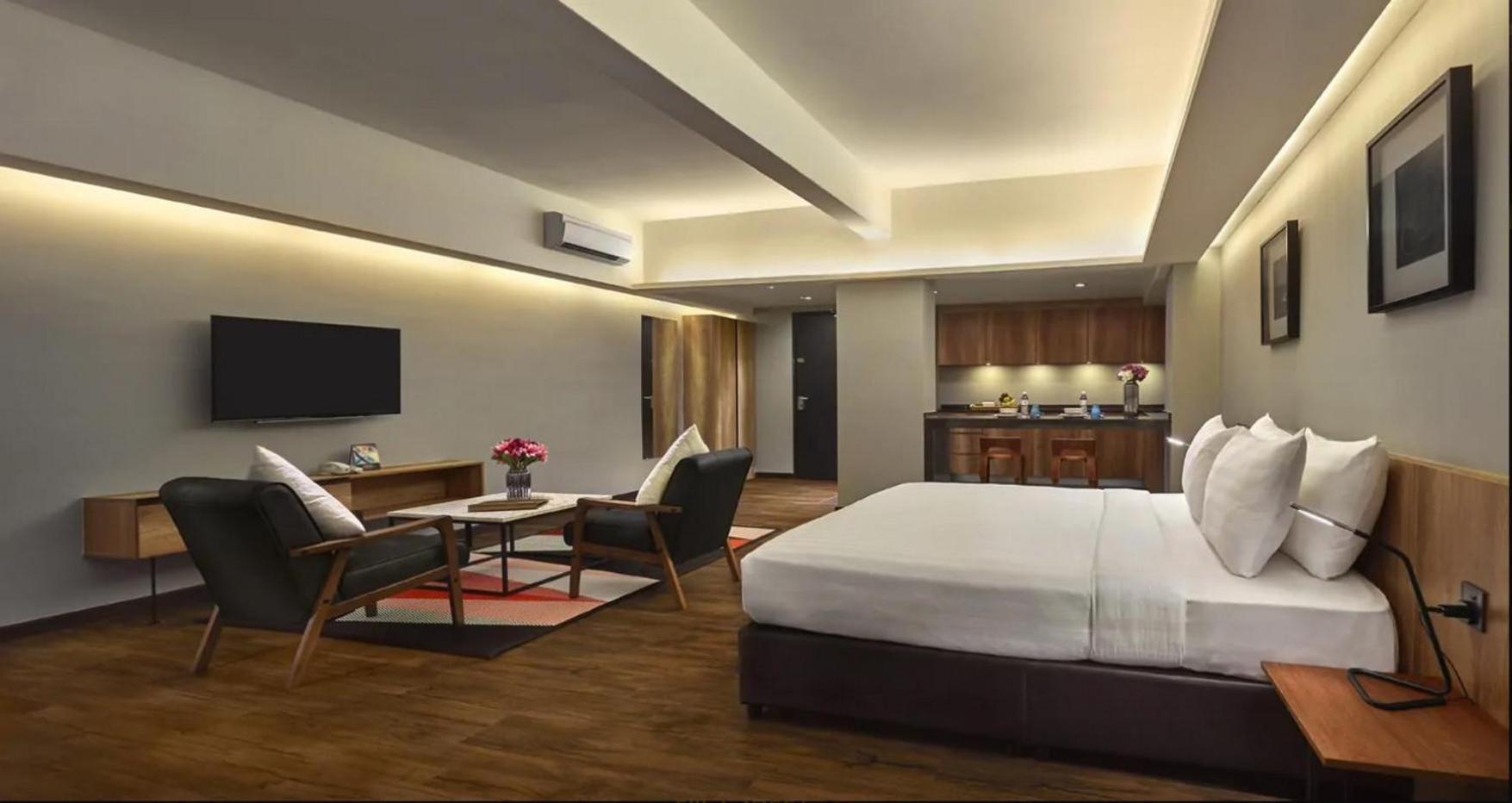 Tropics Eight Suites George Town Eksteriør billede