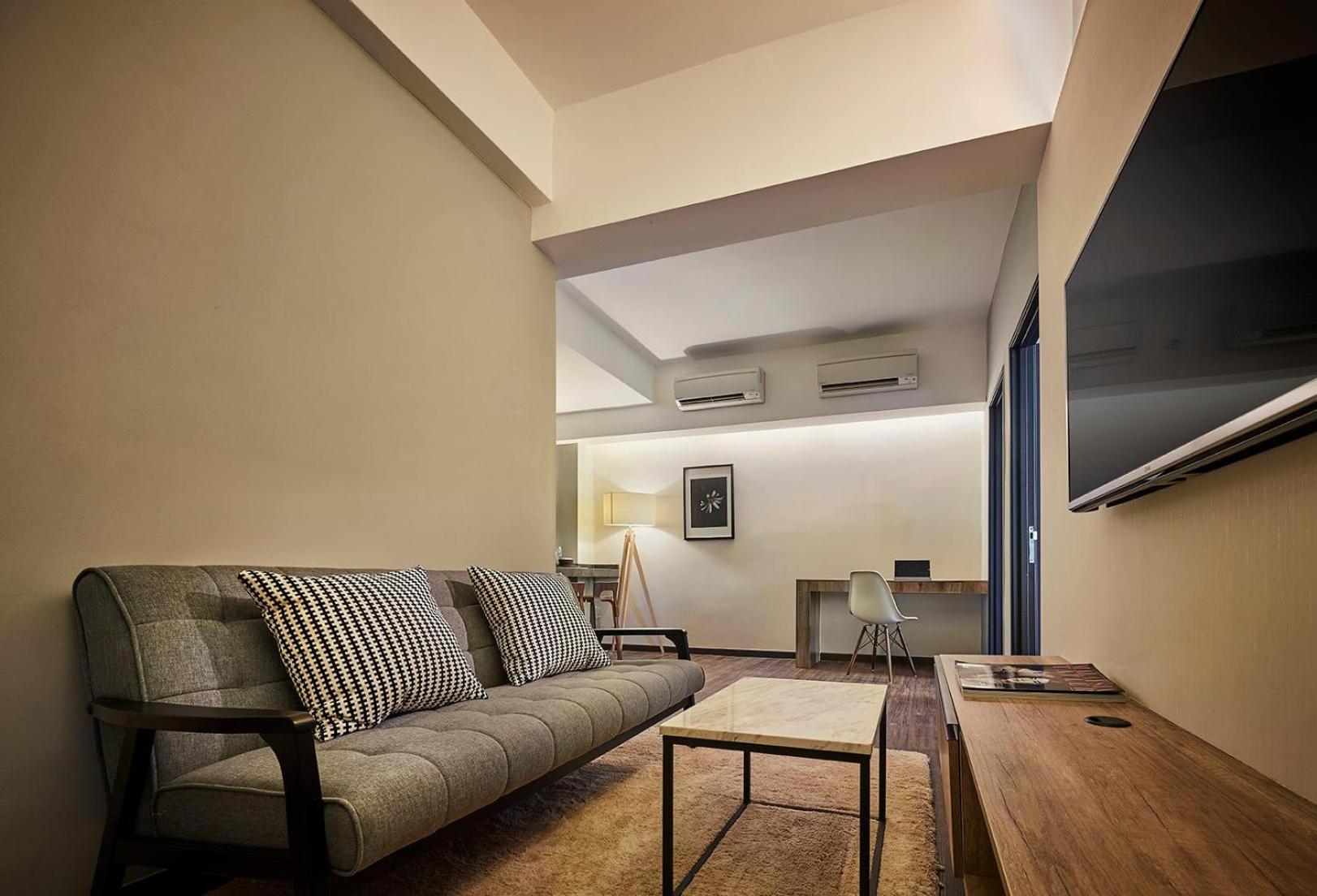 Tropics Eight Suites George Town Eksteriør billede